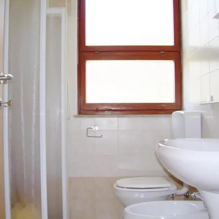 Three-room In A Family House With Shared Garden In Lignano Pineta Lägenhet *