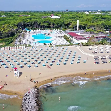 Lägenhet Three-room In A Family House With Shared Garden In Lignano Pineta *