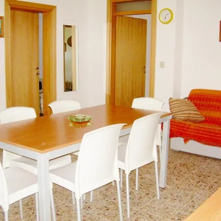 Three-room In A Family House With Shared Garden In Lignano Pineta リニャーノ・サッビアドーロ
