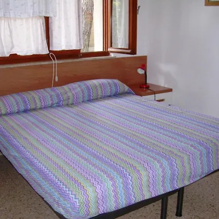 Three-room In A Family House With Shared Garden In Lignano Pineta アパート *