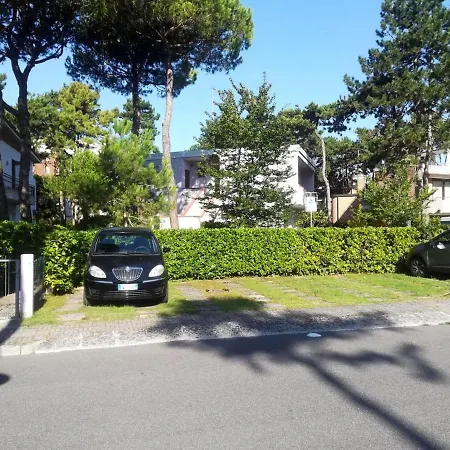 アパート Three-room In A Family House With Shared Garden In Lignano Pineta