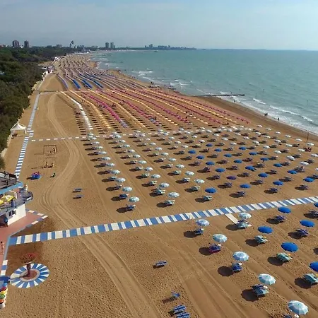 Three-room In A Family House With Shared Garden In Lignano Pineta リニャーノ・サッビアドーロ